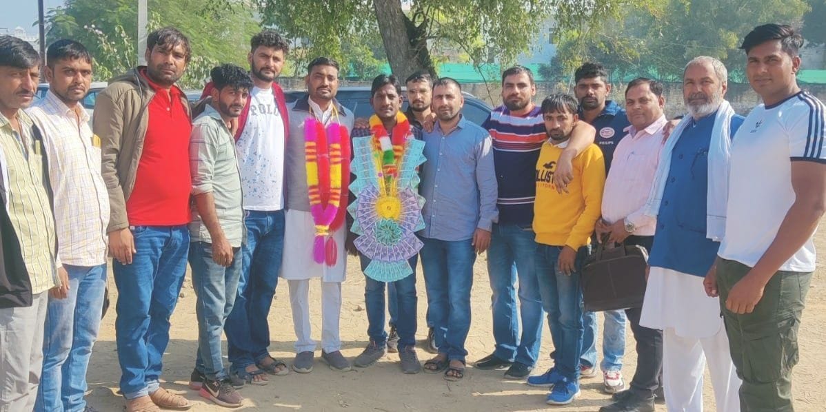 सबसे अधिक वोटों से विजयी हुए वार्ड नंबर 17 के पार्षद अनूप कुमार के साथ उनके समर्थक। सबसे अधिक वोटों से विजयी हुए वार्ड नंबर 17 के पार्षद अनूप कुमार के साथ उनके समर्थक।