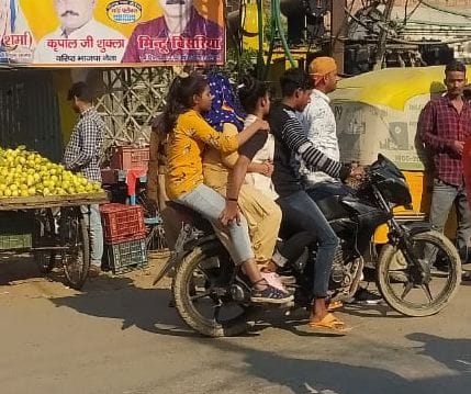  संजय गेट के सामने एक बाइक पर सवार चार लोग। संवाद