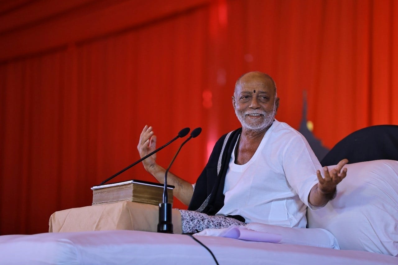 श्रीराम कथा में प्रवचन देते मुरारी बापू। संवाद श्रीराम कथा में प्रवचन देते मुरारी बापू। संवाद