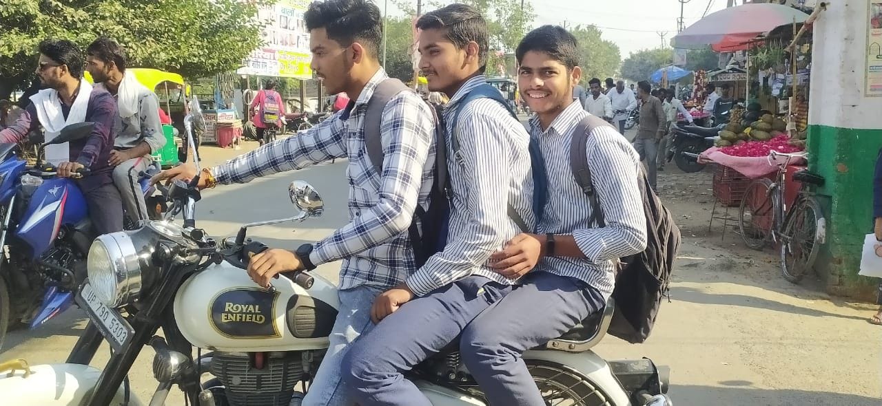  तिलक महाविद्यालय मार्ग पर नियम तोड़कर दोपहिया वाहन चलाता छात्र। संवाद