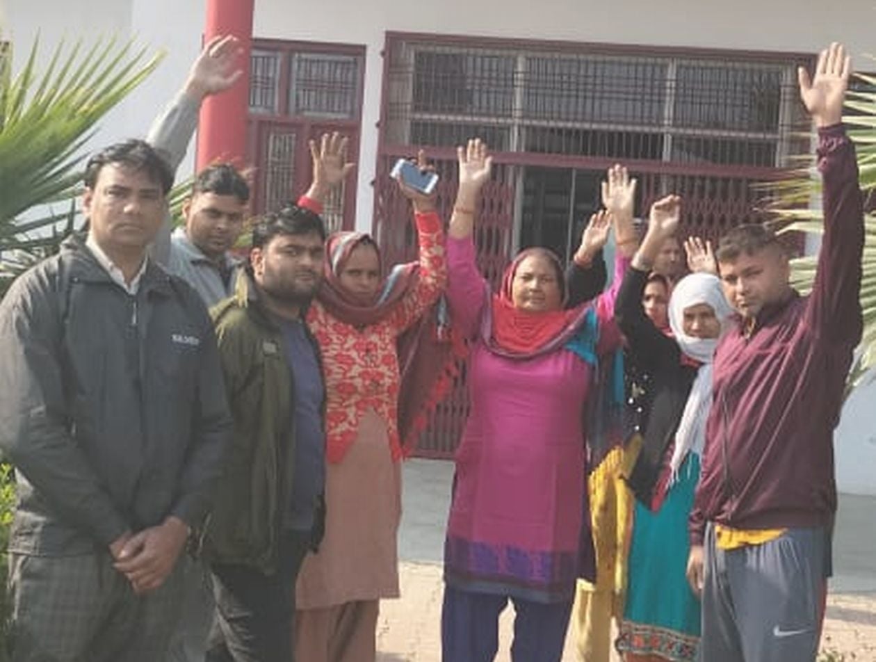 बागडपुर मार्ग पर स्कूल बस पलटने के बाद स्कूल में प्रदर्शन करते छात्रों के परिजन । संवाद बागडपुर मार्ग पर स्कूल बस पलटने के बाद स्कूल में प्रदर्शन करते छात्रों के परिजन । संवाद