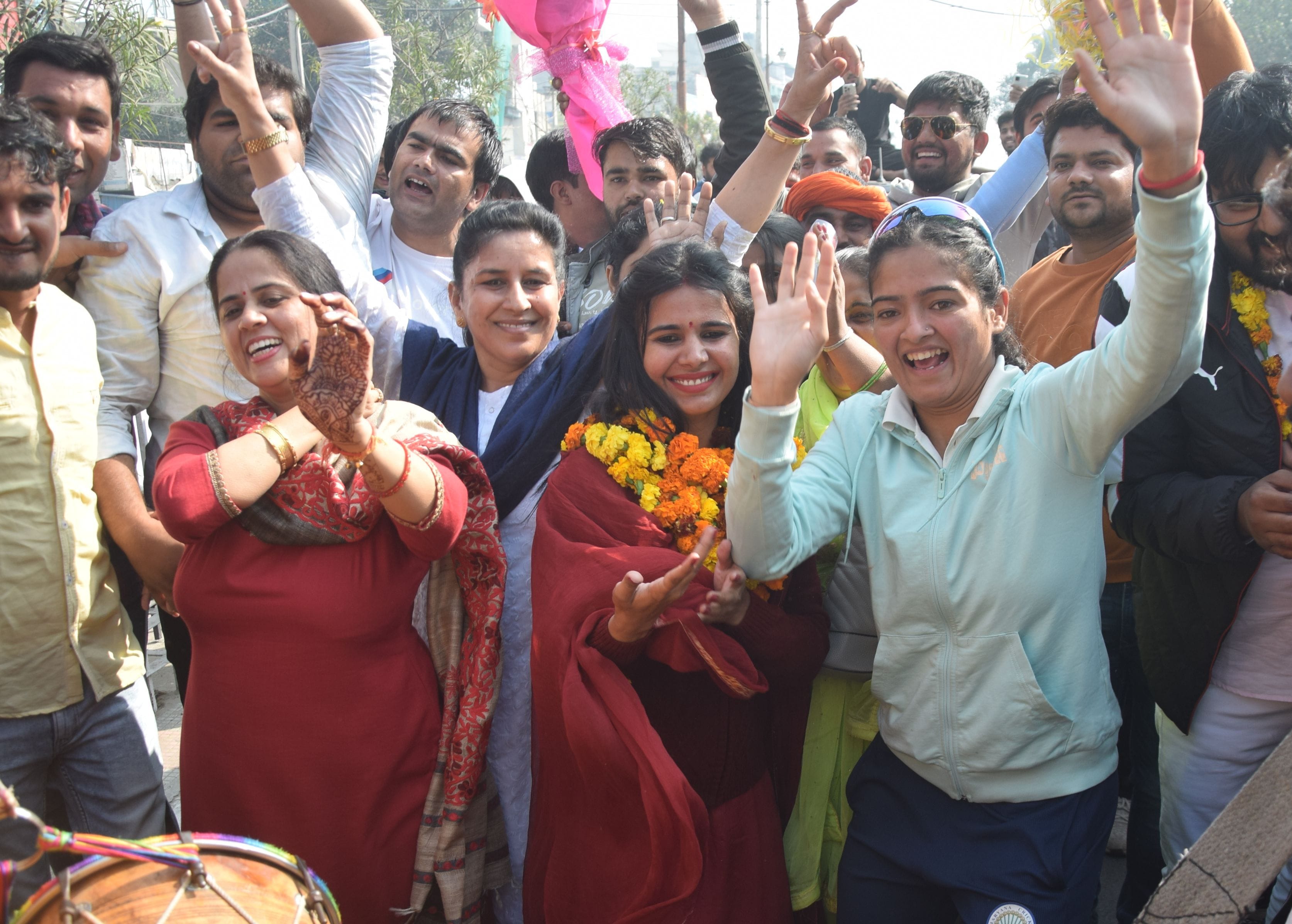 जिला परिषद के वार्ड नम्बर 5 से विजयी होने के बाद समर्थकों के साथ डांस करती मंजू हुड्डा। अमर उजाला जिला परिषद के वार्ड नम्बर 5 से विजयी होने के बाद समर्थकों के साथ डांस करती मंजू हुड्डा। अमर उजाला
