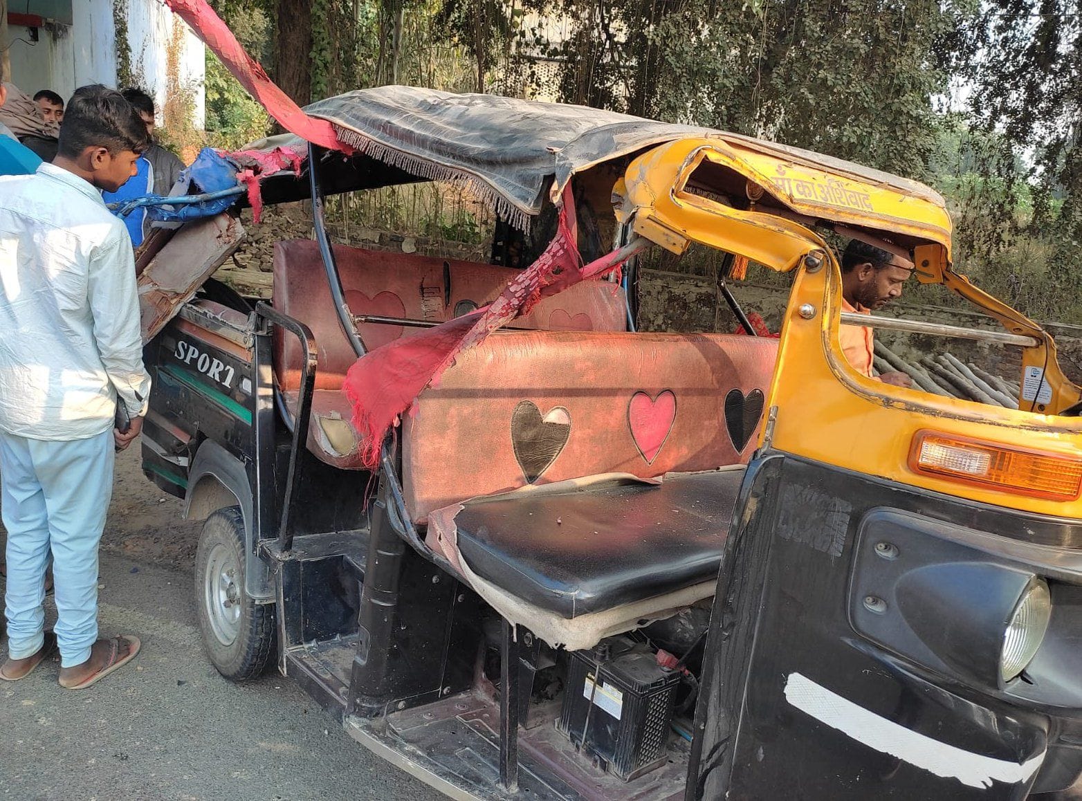 नगर कोतवाली के बड़नपुर में ट्रक की टक्कर से क्षतिग्रस्त टैम्पो। संवाद नगर कोतवाली के बड़नपुर में ट्रक की टक्कर से क्षतिग्रस्त टैम्पो। संवाद