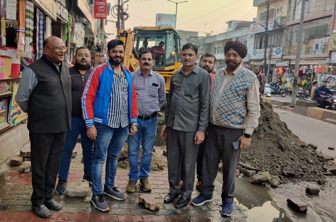 रुडकी रोड पर नाला अवरुद होने से परेशान दुकानदार। रुडकी रोड पर नाला अवरुद होने से परेशान दुकानदार।