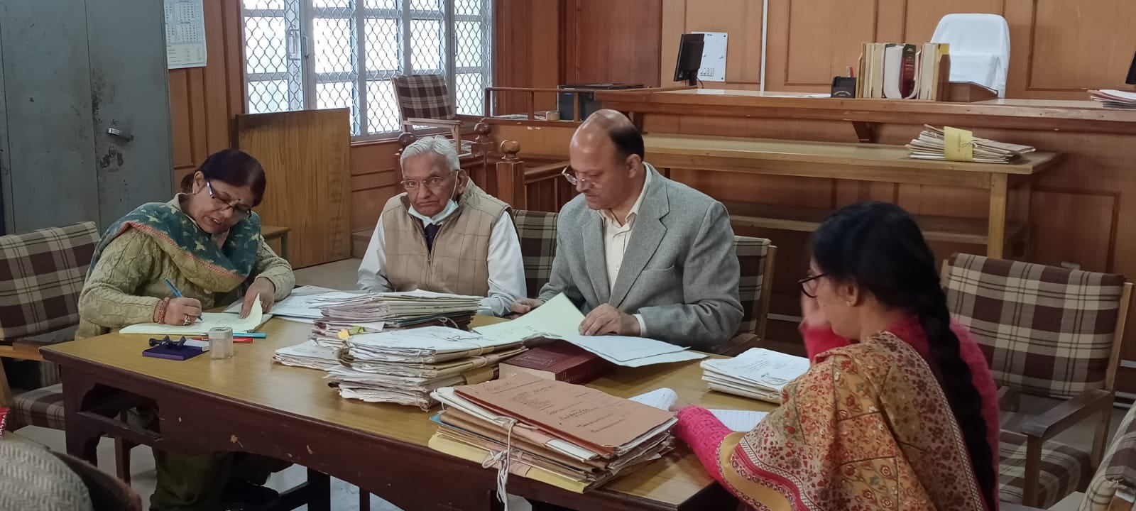 सिरमौर के नाहन में लोक अदालत में मामलों का निपटारा करते जिला एवं सत्र न्यायधीश आरके चौधरी। संवाद