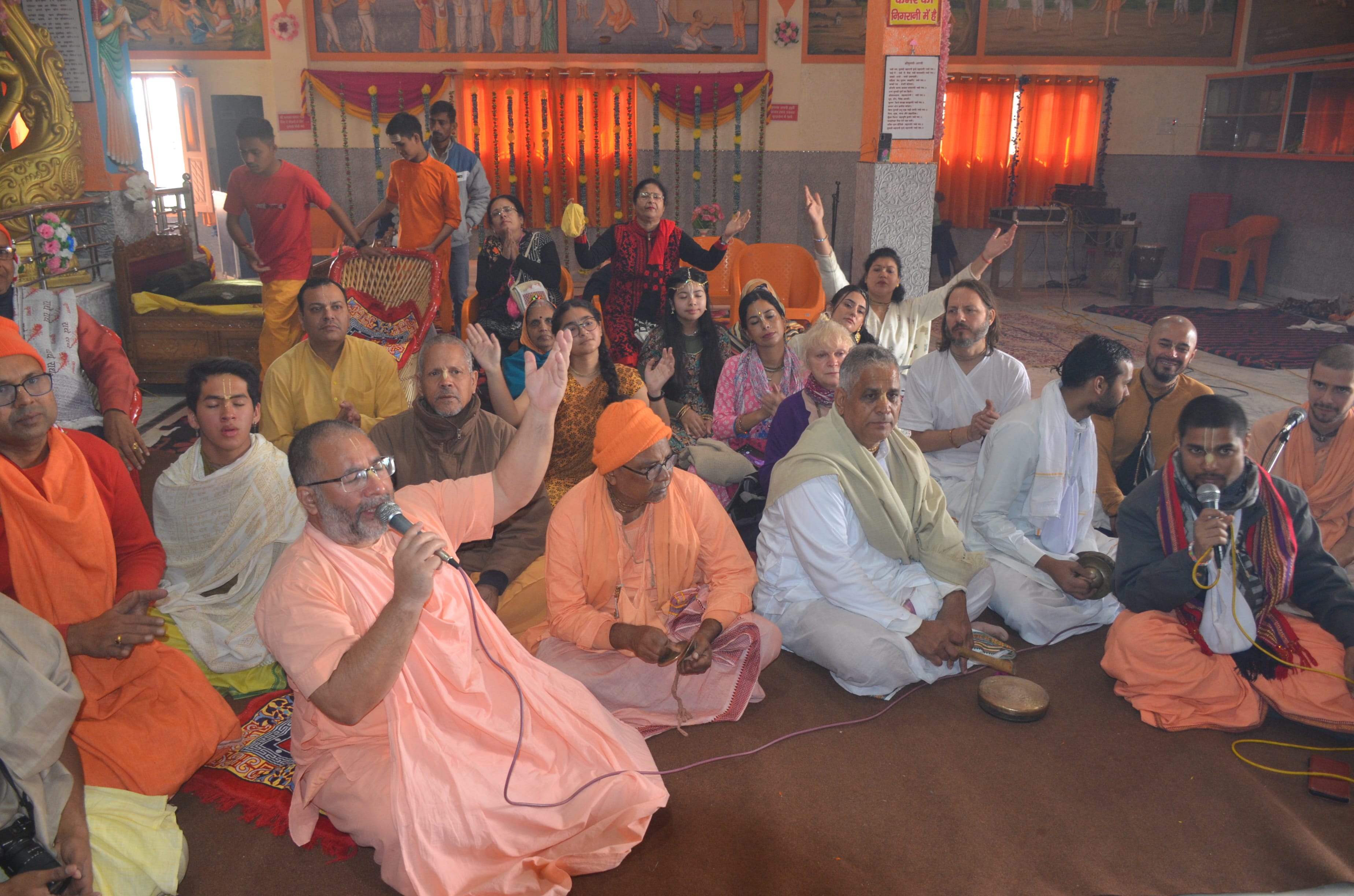 शुकतीर्थ स्थित गौडीय मठ में मूर्तियों की प्राण-प्रतिष्ठा के दौरान संकीर्तन करते श्रद्धालु।