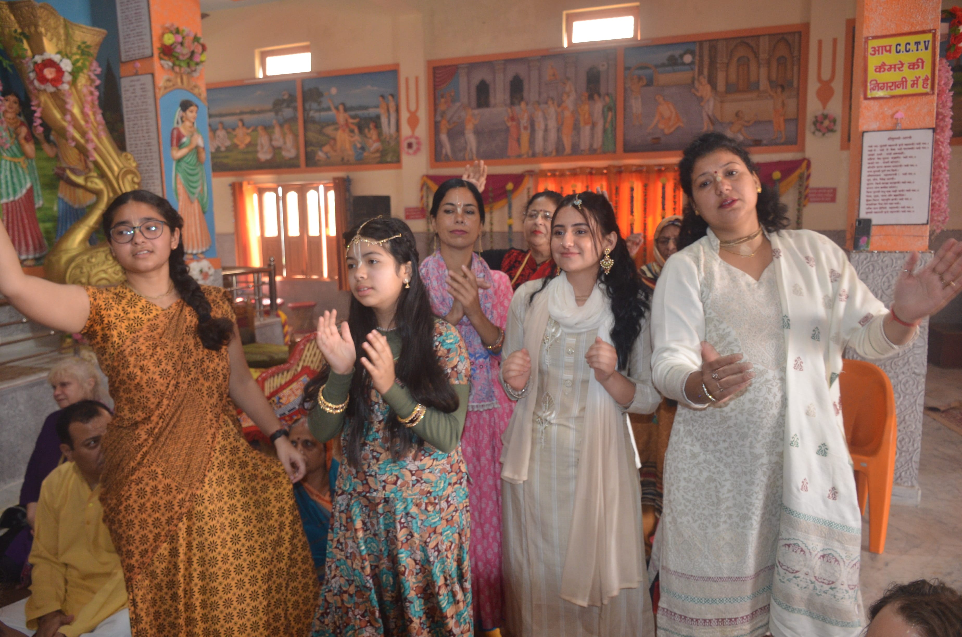 शुकतीर्थ स्थित गौडीय मठ में मूर्तियों की प्राण-प्रतिष्ठा के दौरान संकीर्तन करते श्रद्धालु।