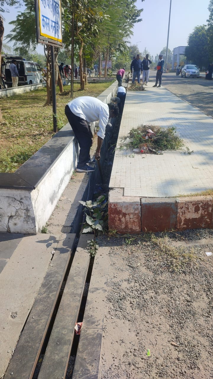 उपमुख्यमंत्री के दौरे को लेकर राजकीय मेडिकल कॉलेज में की जा रही सफाई उपमुख्यमंत्री के दौरे को लेकर राजकीय मेडिकल कॉलेज में की जा रही सफाई