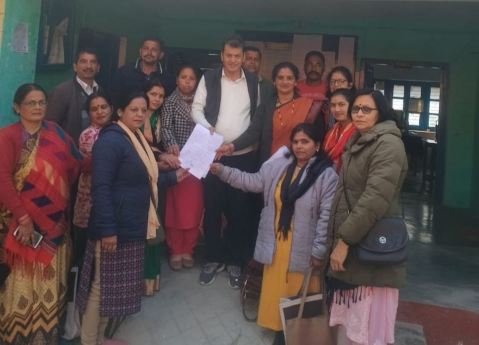 भीमताल में ब्लॉक प्रमुख डॉ हरीश बिष्ट को ज्ञापन सौंपते ग्राम प्रधान। संवाद