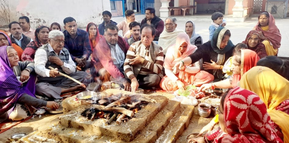 चिलकाना में भागवत कथा के विश्राम पर हवन करते श्रद्धालु। चिलकाना में भागवत कथा के विश्राम पर हवन करते श्रद्धालु।