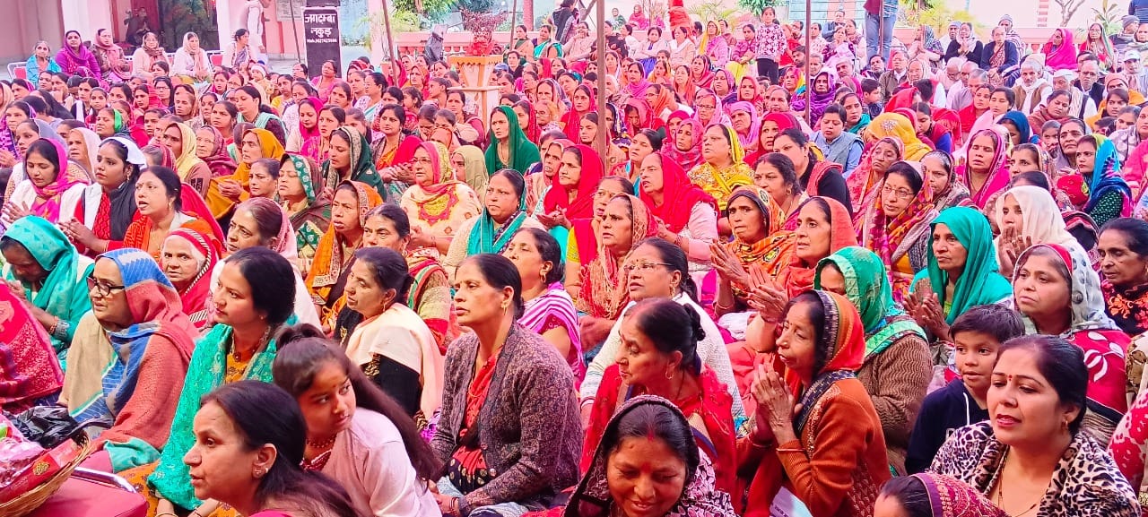 गंगोह के महादेव कुटी में आयोजित कथा सुनते श्रद्धालु गंगोह के महादेव कुटी में आयोजित कथा सुनते श्रद्धालु