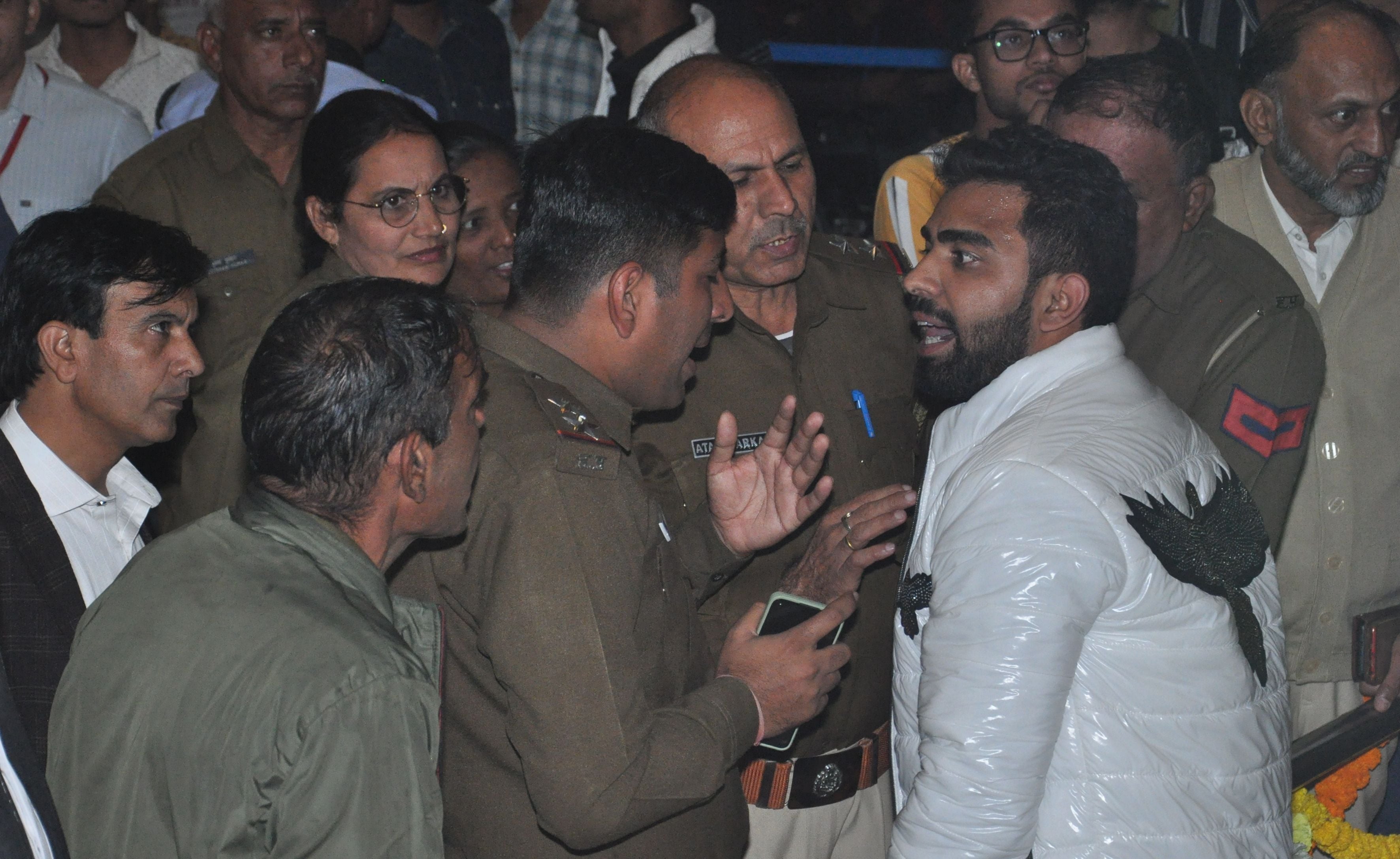 हिसार। जीजेयू में आयोजित यूथ फेस्टिवल के मुख्य मंच पर सीएसओ व जीजेयू वीसी के खिलाफ प्रदर्शन कर रह