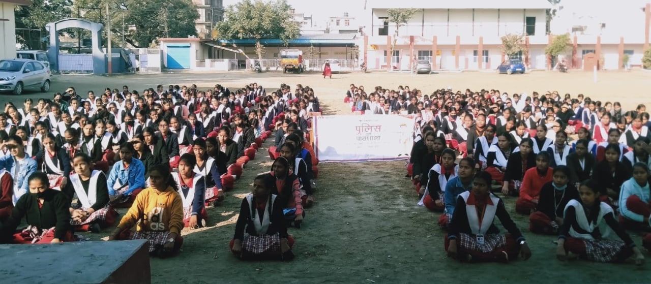 कन्या स्कूल पांवटा में अमर उजाला फाउंडेशन की ओर से आयोजित पुलिस की पाठशाला कार्यक्रम में मौजूद छ?