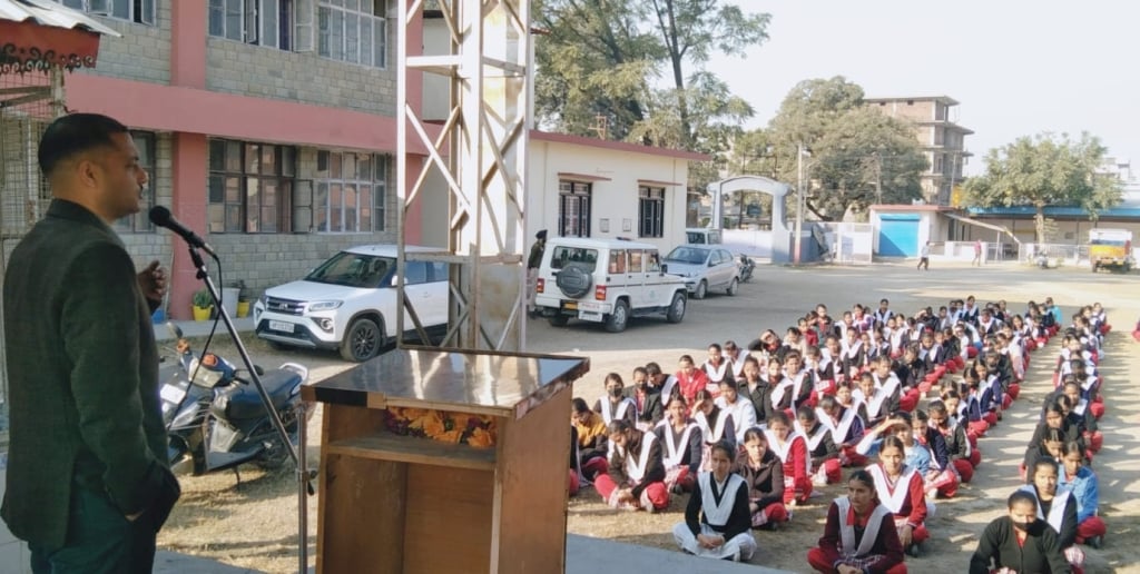 कन्या स्कूल पांवटा में पुलिस की पाठशाला कार्यक्रम के दौरान छात्राओं को संबोधित करते डीएसपी रमाक