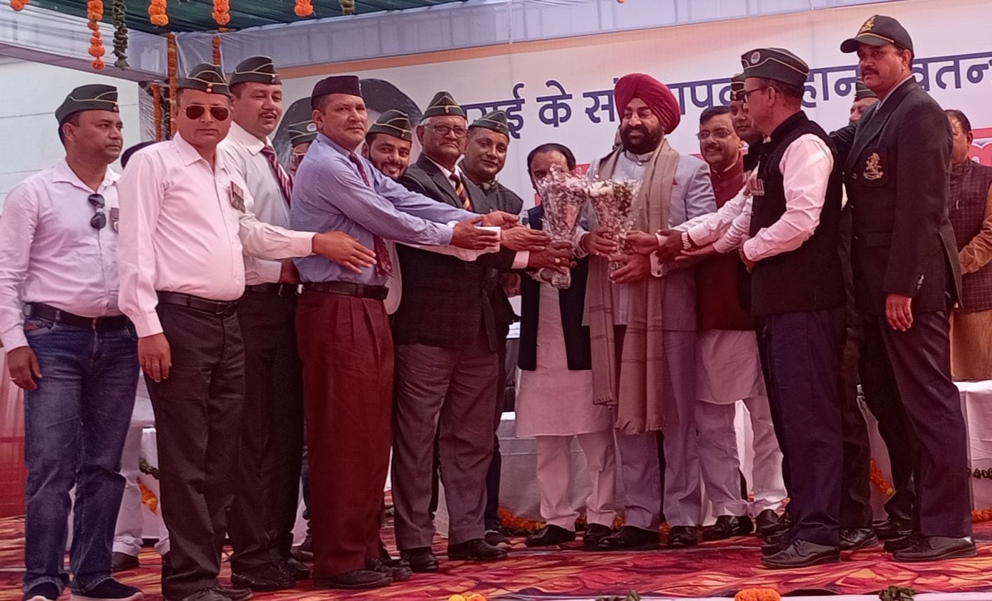 रुद्रपुर मेडिकल कॉलेज में राज्यपाल को बुके भेंट करते पूर्व सैनिक। रुद्रपुर मेडिकल कॉलेज में राज्यपाल को बुके भेंट करते पूर्व सैनिक।