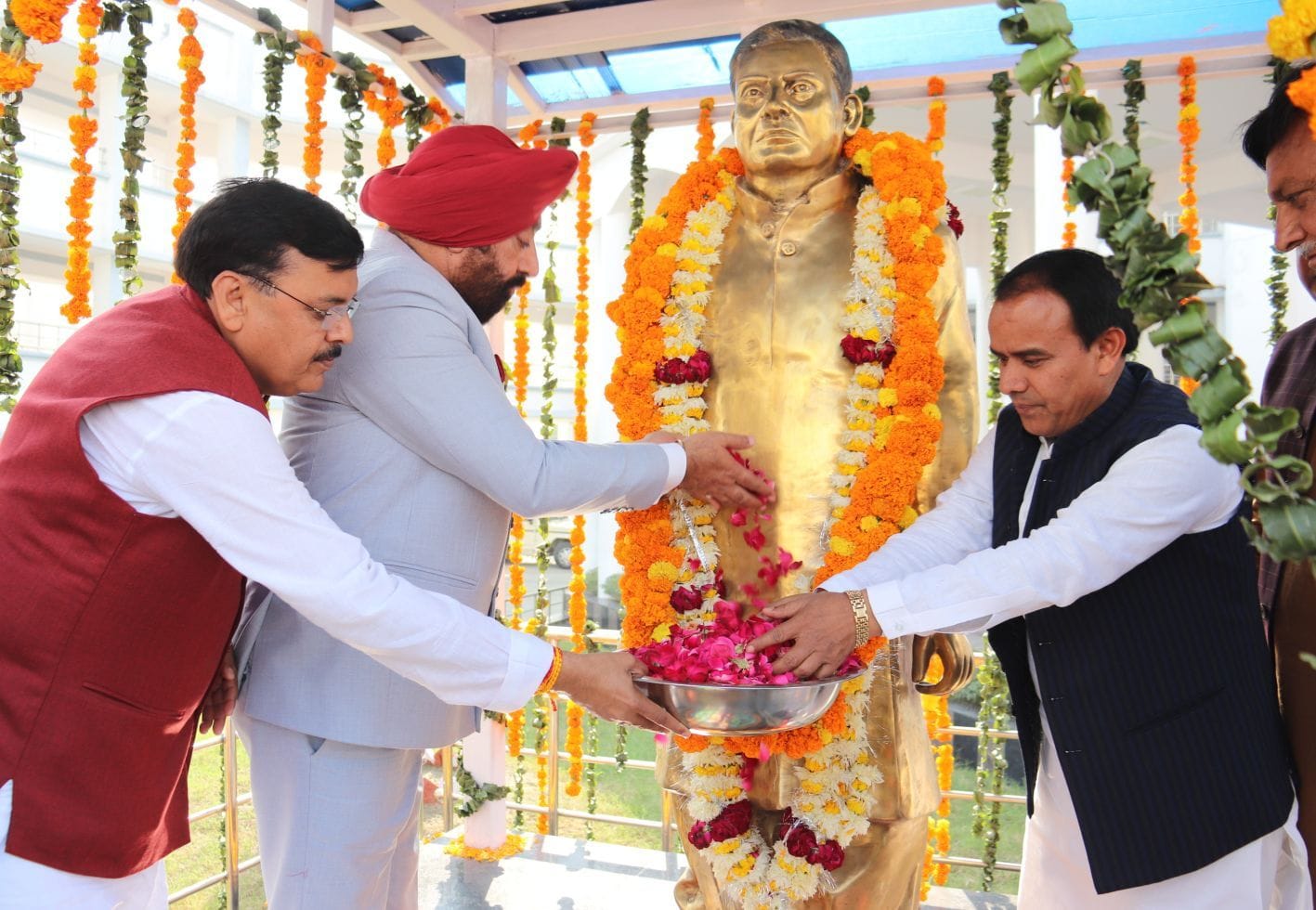 रुद्रपुर मेडिकल कॉलेज में स्व. राम सुमेर शुक्ला की प्रतिमा पर श्रद्धा सुमन अर्पित करते राज्यपाल ? रुद्रपुर मेडिकल कॉलेज में स्व. राम सुमेर शुक्ला की प्रतिमा पर श्रद्धा सुमन अर्पित करते राज्यपाल ?