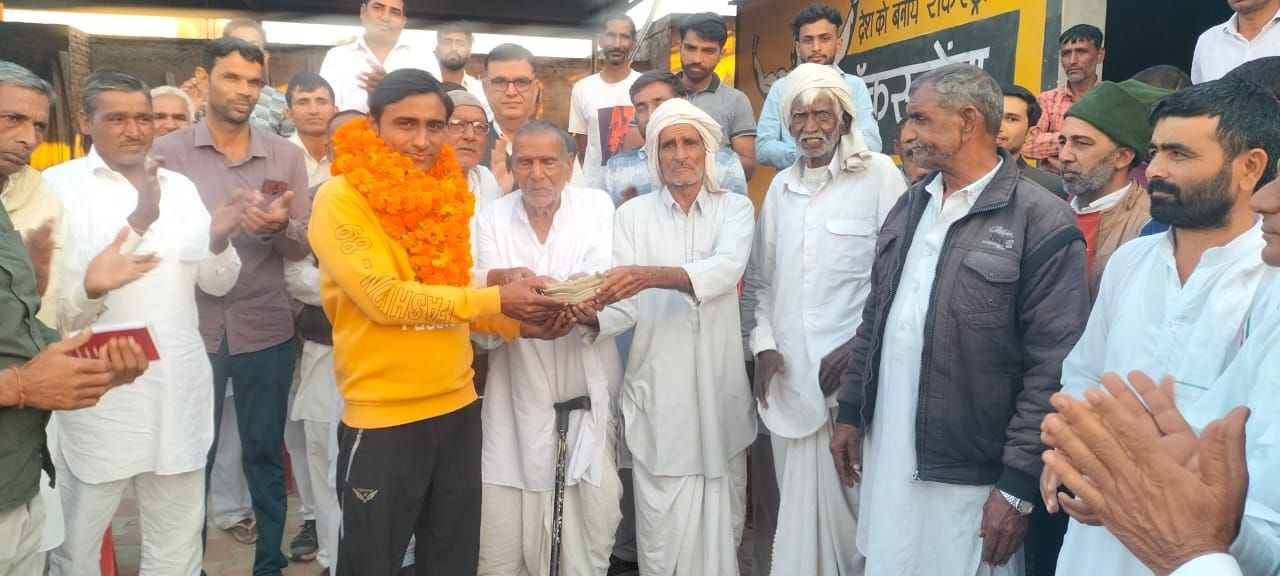 सिवानी- हारे हुए सरपंच प्रत्याशी रोहतास खिलेरी को सम्मानित करते ग्रामीण