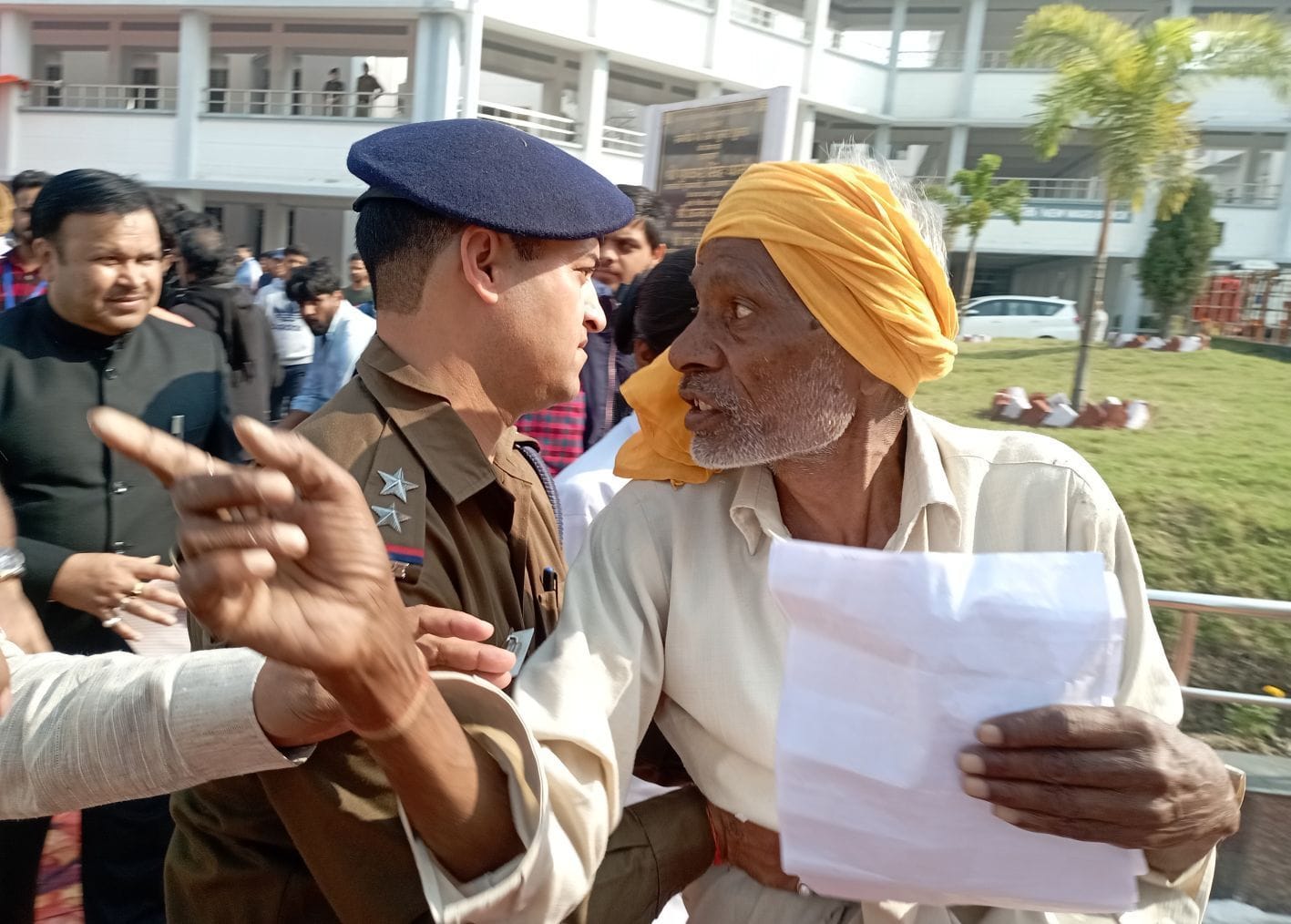 शिकायत करने पहुंचे किसान को रोकती पुलिस। शिकायत करने पहुंचे किसान को रोकती पुलिस।