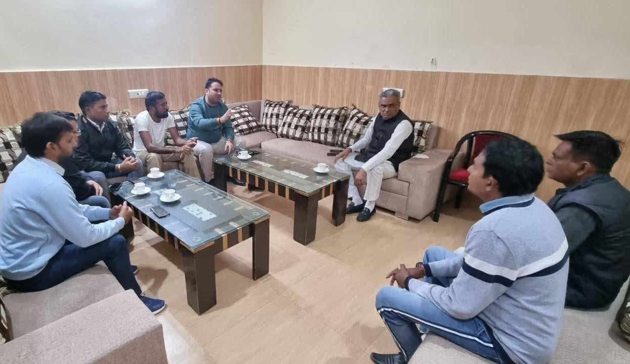 फतेहाबाद में नगर परिषद और जनस्वास्थ्य विभाग के अधिकारियों की बैठक लेते विधायक दुड़ाराम। फतेहाबाद में नगर परिषद और जनस्वास्थ्य विभाग के अधिकारियों की बैठक लेते विधायक दुड़ाराम।