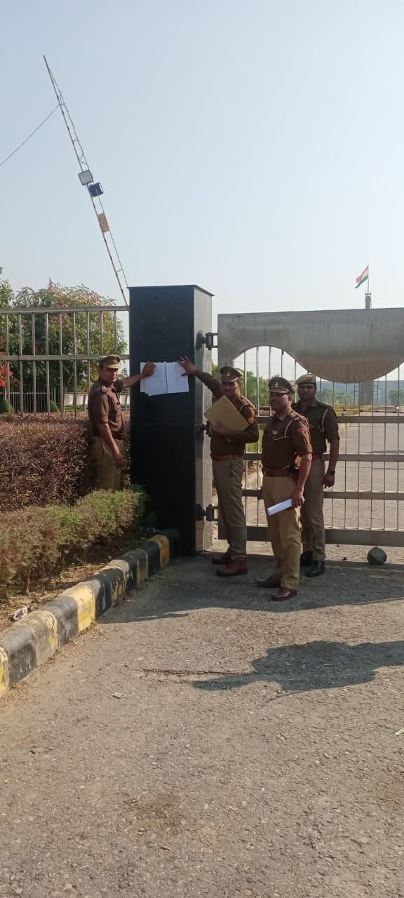 हाजी इकबाल की ग्लोकल यूनिवर्सिटी पर नोटिस चस्पा करती मिर्जापुर पुलिस हाजी इकबाल की ग्लोकल यूनिवर्सिटी पर नोटिस चस्पा करती मिर्जापुर पुलिस