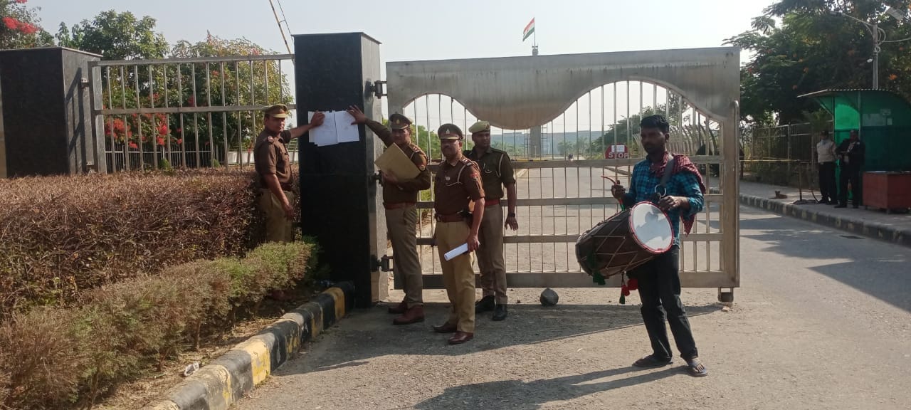 हाजी इकबाल की ग्लोकल यूनिवर्सिटी पर नोटिस चस्पा करती पुलिस हाजी इकबाल की ग्लोकल यूनिवर्सिटी पर नोटिस चस्पा करती पुलिस