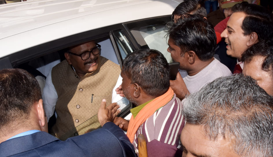ाहरनपुर के राजकीय मेडिकल कॉलेज पर मरीजो के परिजनो से वार्ता करते उप मुख्यमंत्री बृजेश पाठक