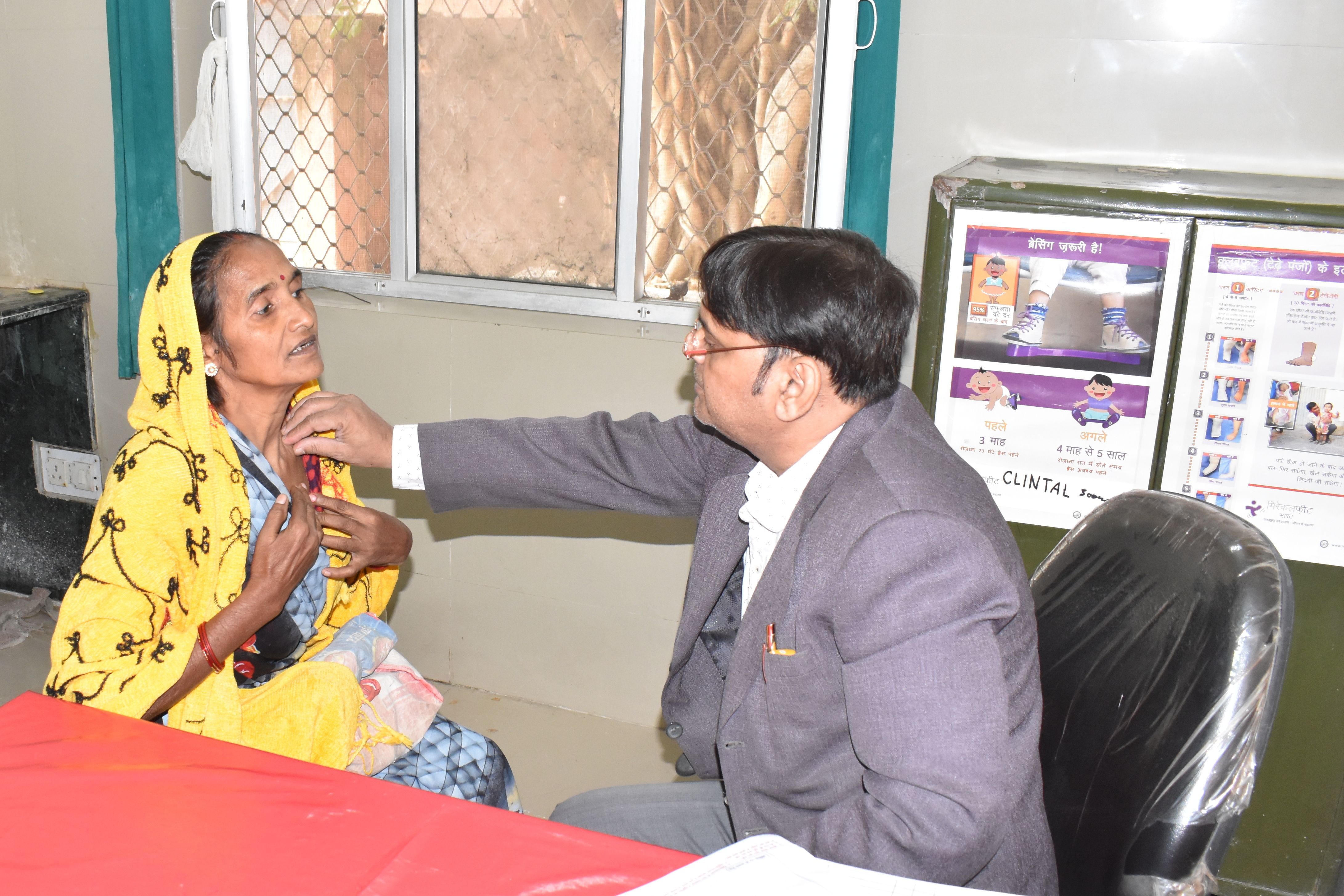 जिले के ट्रामा सेंटर में मरीज का चेकअप करते डॉ. मनोज सिंह। संवाद