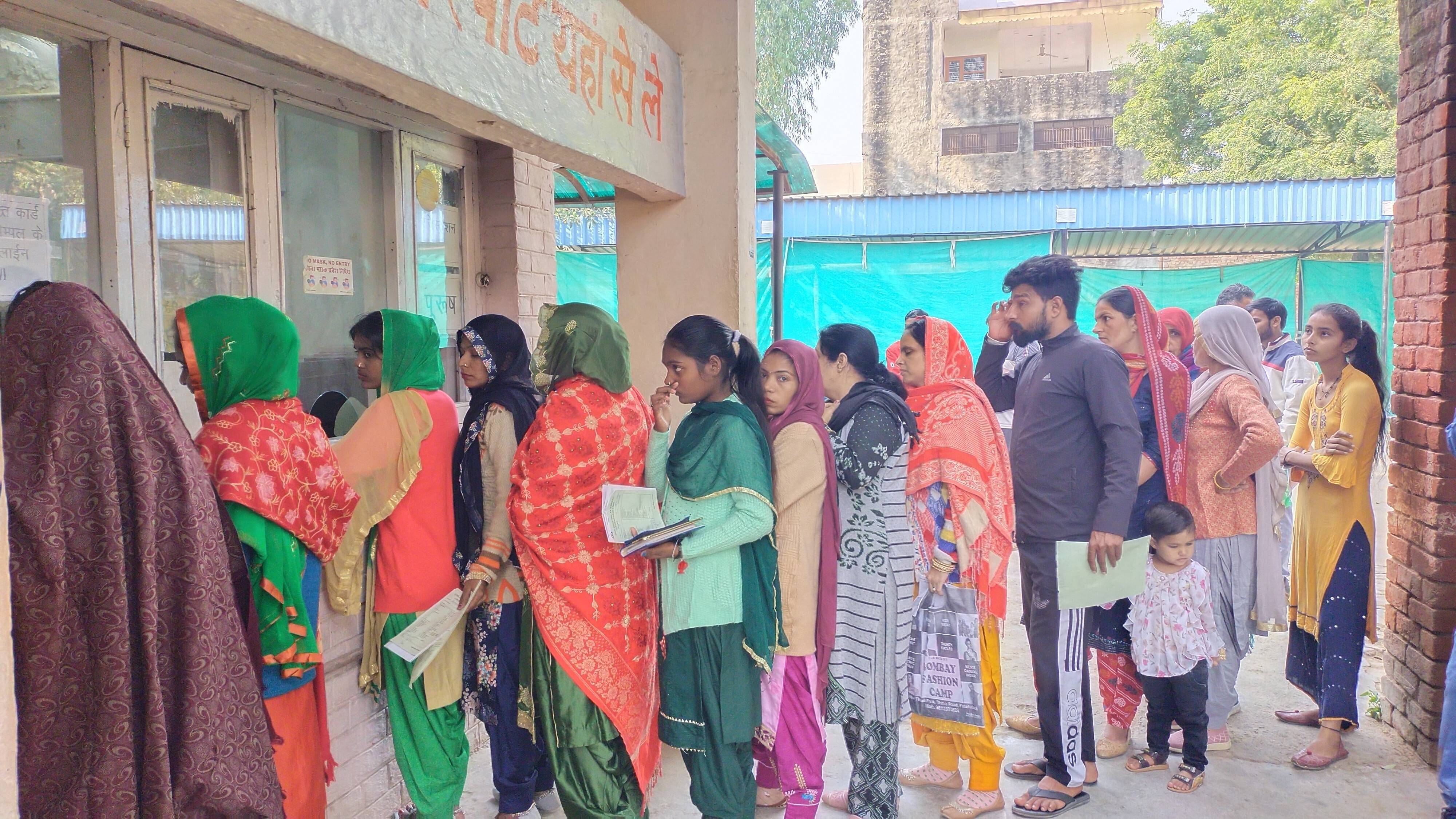 फतेहाबाद के नागरिक अस्पताल में सैंपल जांच रिपोर्ट लेने के लिए लाइन में लगे मरीज।