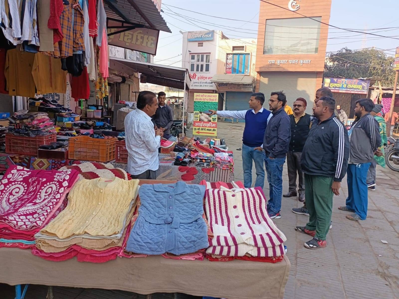 हंस मार्केट से दुकानदारों को अतिक्रमण हटाने के लिए कहते हुए नप अधिकारी। हंस मार्केट से दुकानदारों को अतिक्रमण हटाने के लिए कहते हुए नप अधिकारी।