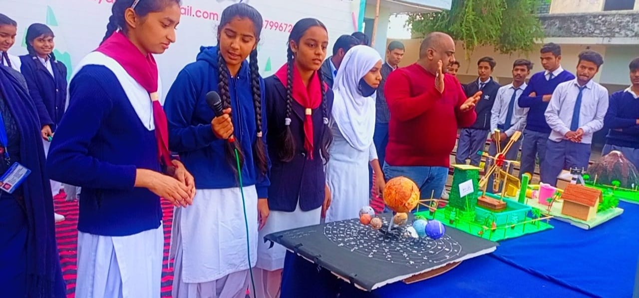 राष्ट्रीय विद्या पीठ की विज्ञान प्रदर्शनी में माडल्स के साथ छात्र-छात्राएं राष्ट्रीय विद्या पीठ की विज्ञान प्रदर्शनी में माडल्स के साथ छात्र-छात्राएं