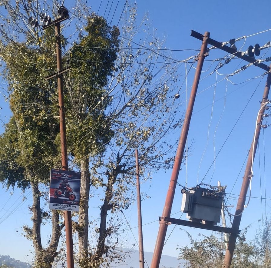 अल्मोड़ा की माल रोड में एसएसजे विवि के आवासीय परिसर के पास झूलते पोल पर रखा ट्रांसफार्मर। संवाद