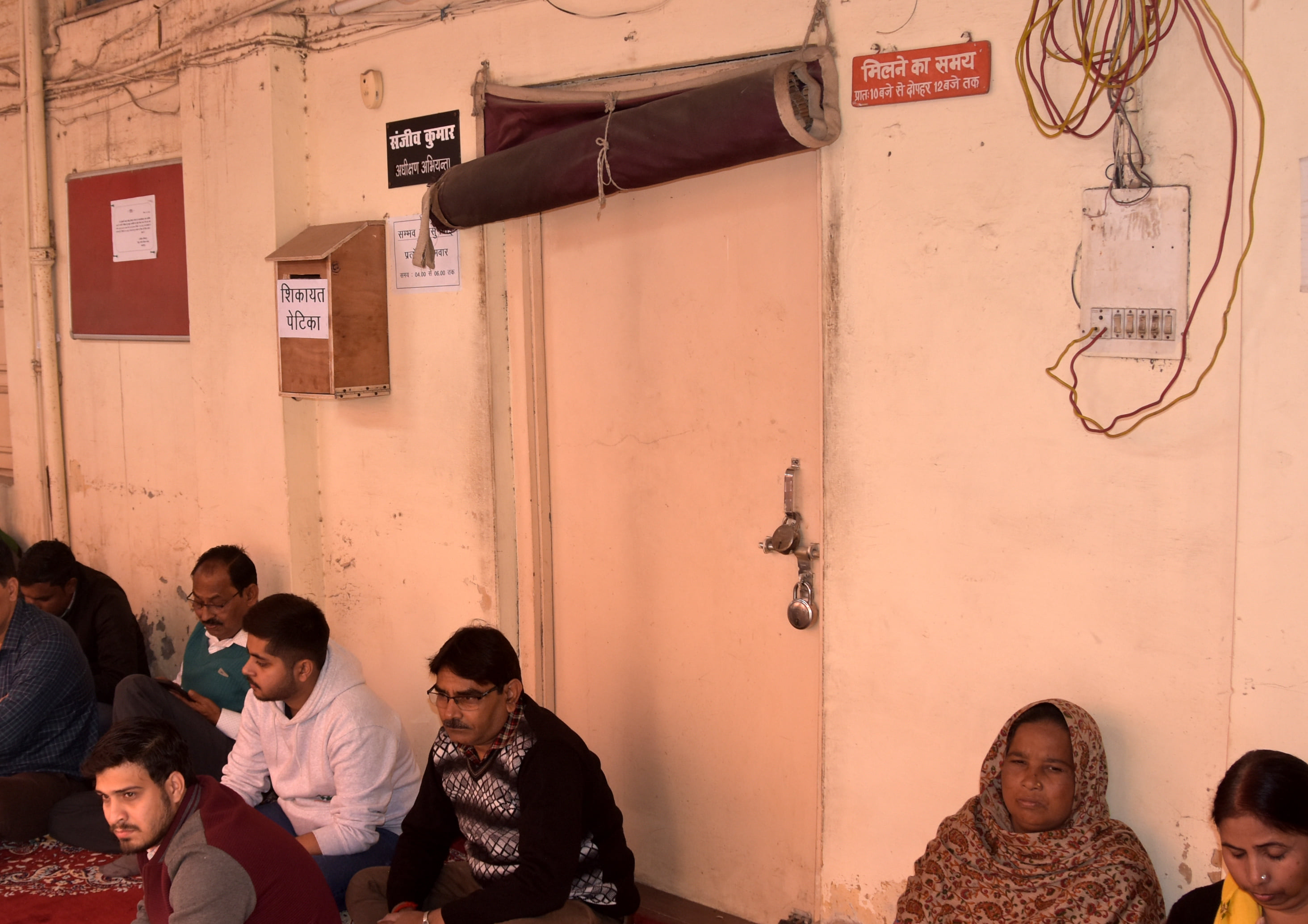 अधीक्षण अभियंता कार्यालय पर लटका ताला अधीक्षण अभियंता कार्यालय पर लटका ताला