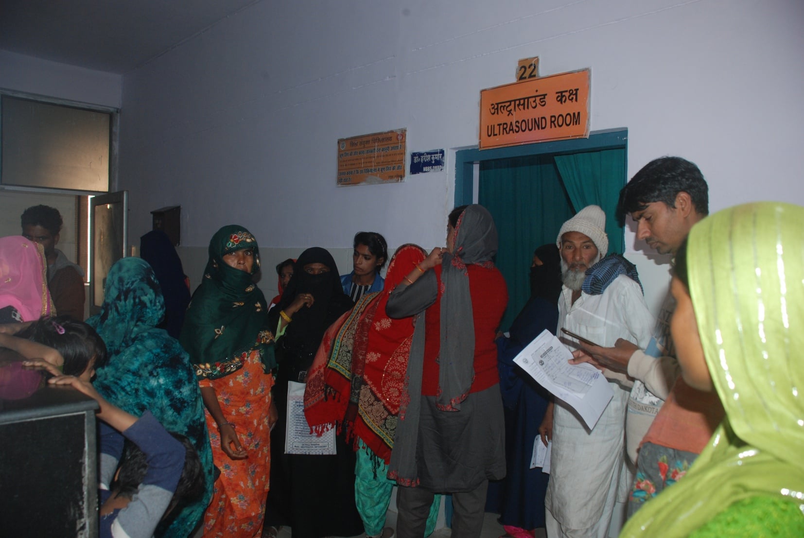 बागपत जिला अस्पताल स्थित अल्ट्रासाउंड कक्ष के बाहर लगी मरीजों की भीड़
