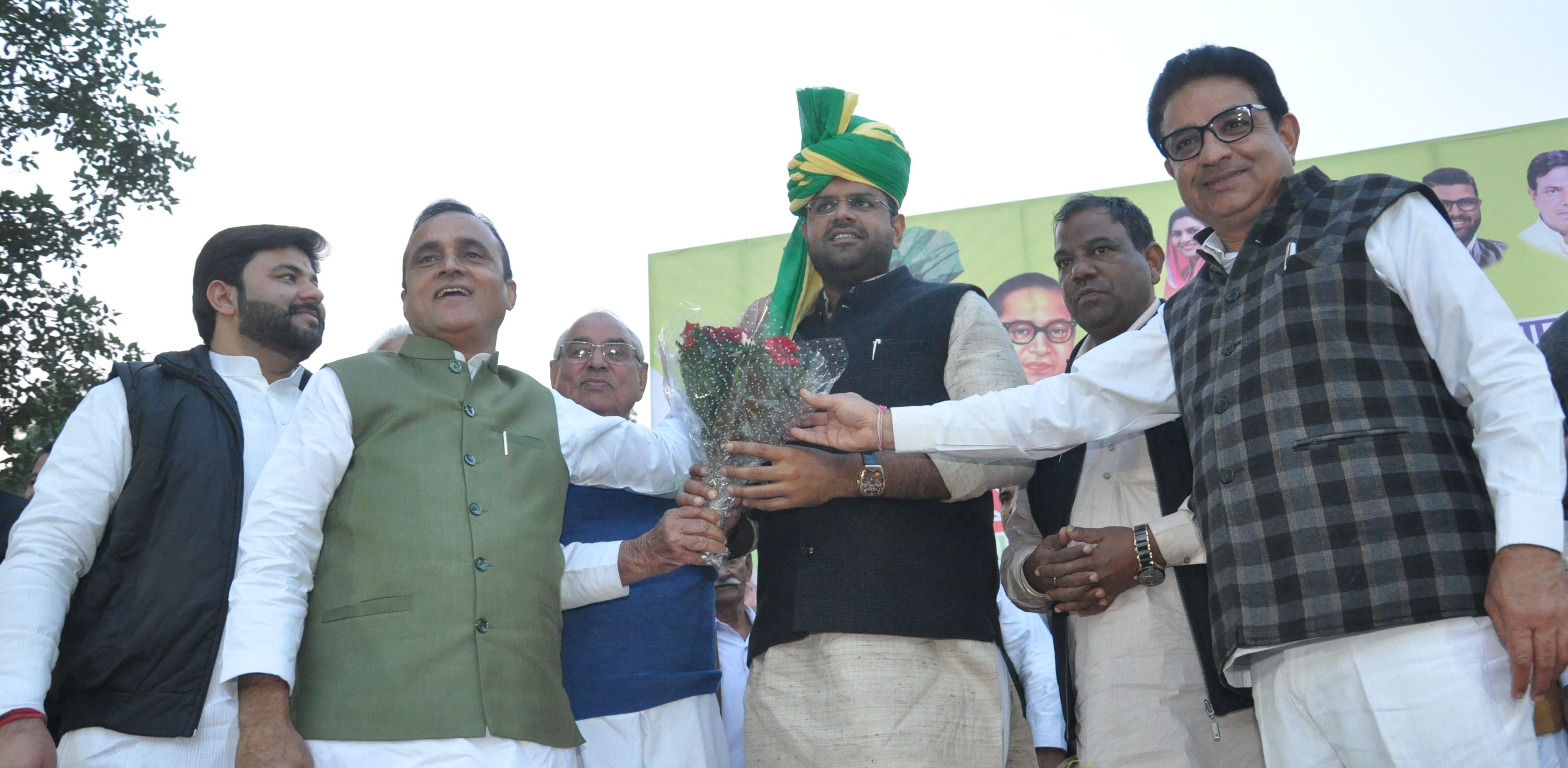 हिसार रेस्ट हाउस में डिप्टी सीएम दुष्यंत चौटाला का स्वागत करते कार्यकर्ता। संवाद हिसार रेस्ट हाउस में डिप्टी सीएम दुष्यंत चौटाला का स्वागत करते कार्यकर्ता। संवाद