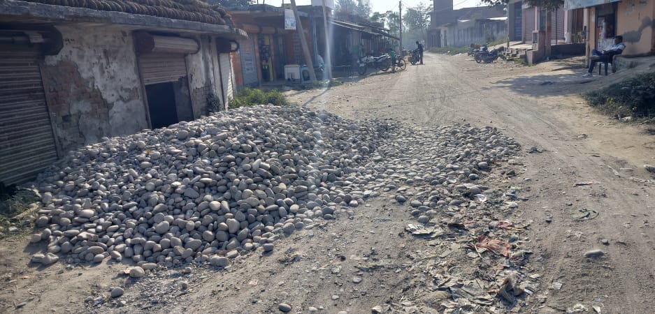 कारगिल शहीद बिंदरपाल मार्ग पर पड़ी बजरी कारगिल शहीद बिंदरपाल मार्ग पर पड़ी बजरी