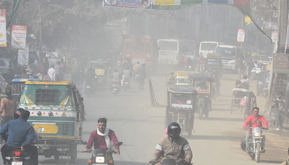 सहारनपुर में घंटाघर से लेकर देहरादून रोड तक रोड से उड़ती धूंल से होकर जाते वाहन सहारनपुर में घंटाघर से लेकर देहरादून रोड तक रोड से उड़ती धूंल से होकर जाते वाहन