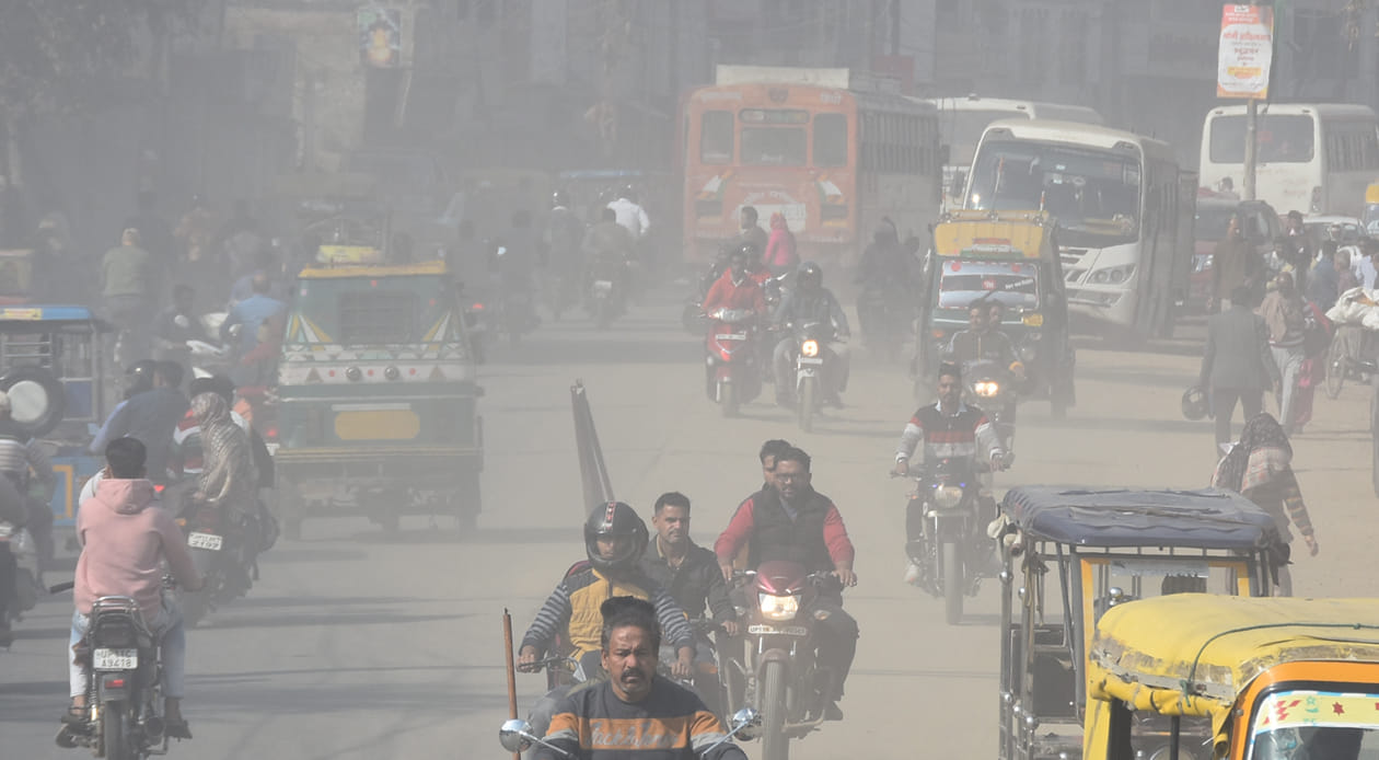 सहारनपुर में घंटाघर से लेकर देहरादून रोड तक रोड से उड़ती धूंल से होकर जाते वाहन सहारनपुर में घंटाघर से लेकर देहरादून रोड तक रोड से उड़ती धूंल से होकर जाते वाहन