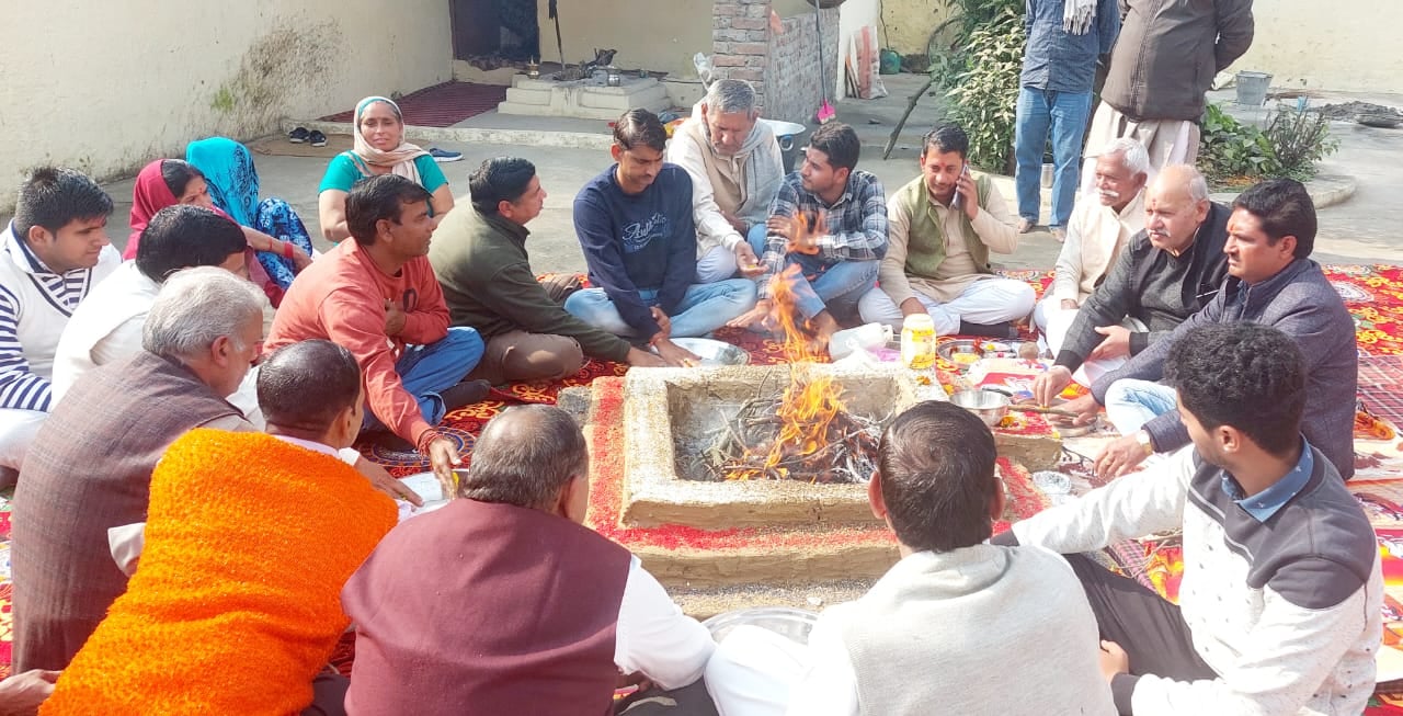 सुल्तानपुर में यज्ञ करते श्रद्वालु सुल्तानपुर में यज्ञ करते श्रद्वालु