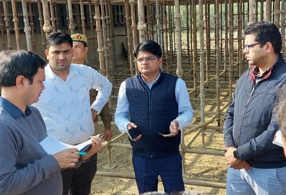 थानाभवन क्षेत्र के भैसानी इस्लामपुर में हाईवे का निरीक्षण करते एडीएम संतोष कुमार सिंह थानाभवन क्षेत्र के भैसानी इस्लामपुर में हाईवे का निरीक्षण करते एडीएम संतोष कुमार सिंह