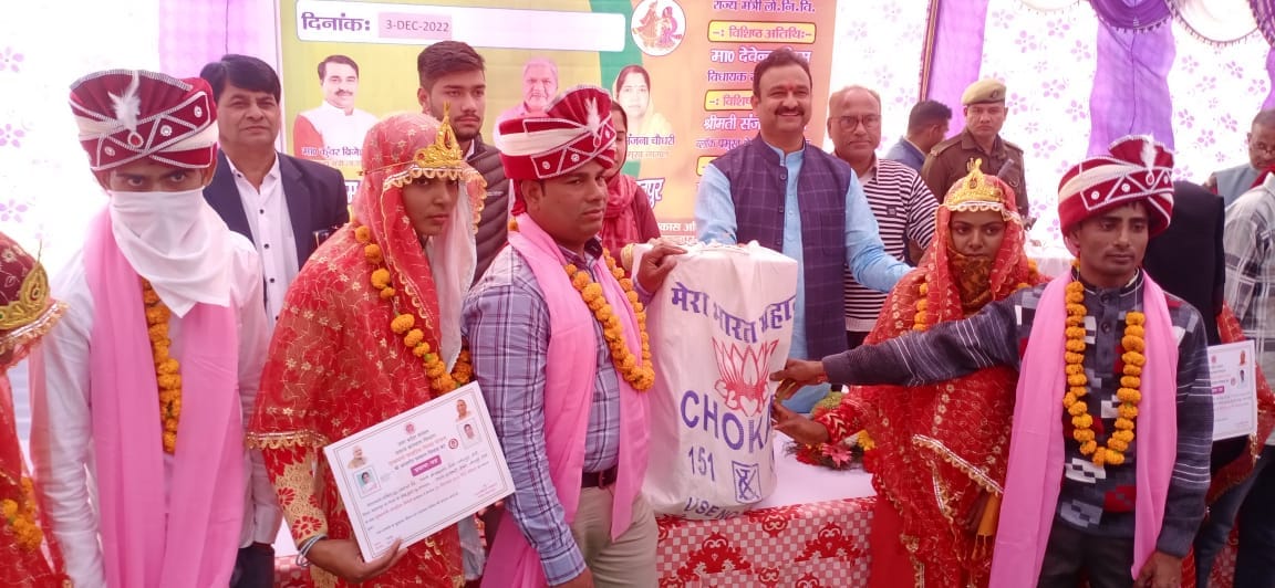 ागल में नवदंपति को उपहार भेंट करते विधायक देवेंद्र निम ागल में नवदंपति को उपहार भेंट करते विधायक देवेंद्र निम