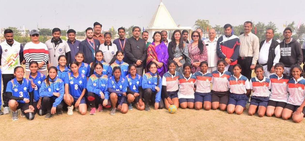 जेएमएसवर्ल्ड स्कूल मे आयोजित सीनियर नेशनल चाकबाल चैंपिनशिप में भाग लेती टीमें । संवाद जेएमएसवर्ल्ड स्कूल मे आयोजित सीनियर नेशनल चाकबाल चैंपिनशिप में भाग लेती टीमें । संवाद