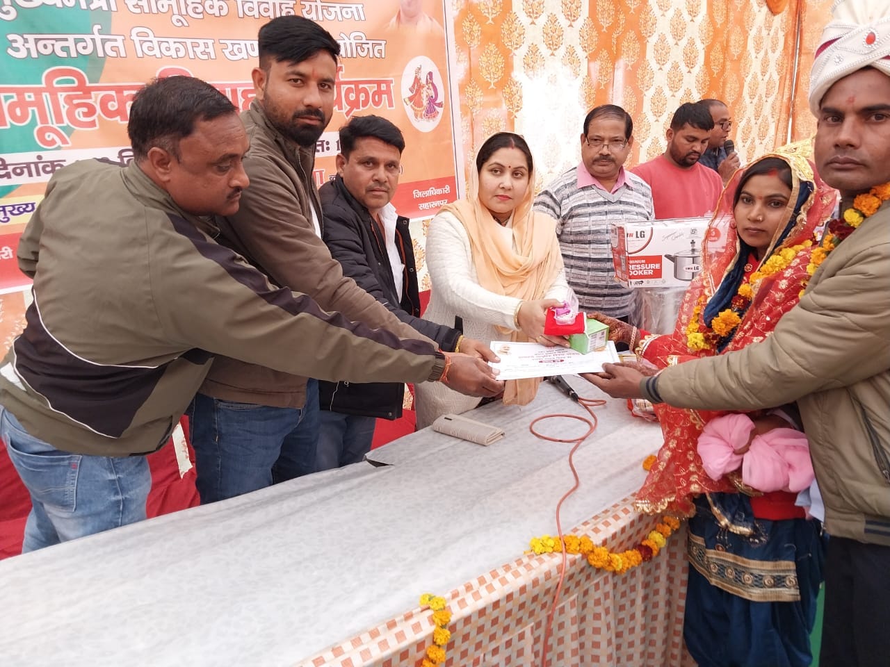 नानौता में नवदंपति को उपहार भेंट करते अतिथि नानौता में नवदंपति को उपहार भेंट करते अतिथि