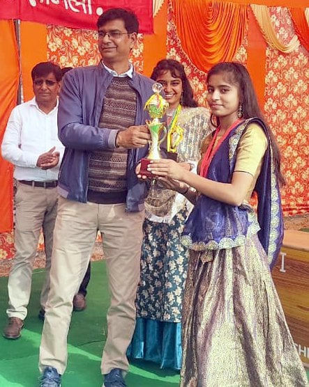 शामली राजकीय महिला पॉलीटेक्निक में आयोजित क्रीड़ा प्रतियोगिता के समापन पर छात्रा को सम्मानि? शामली राजकीय महिला पॉलीटेक्निक में आयोजित क्रीड़ा प्रतियोगिता के समापन पर छात्रा को सम्मानि?