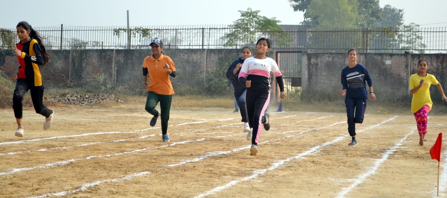 शामली राजकीय महिला पॉलीटेक्निक में आयोजित क्रीड़ा प्रतियोगिता के समापन पर दौड लगाती छात्राएं शामली राजकीय महिला पॉलीटेक्निक में आयोजित क्रीड़ा प्रतियोगिता के समापन पर दौड लगाती छात्राएं