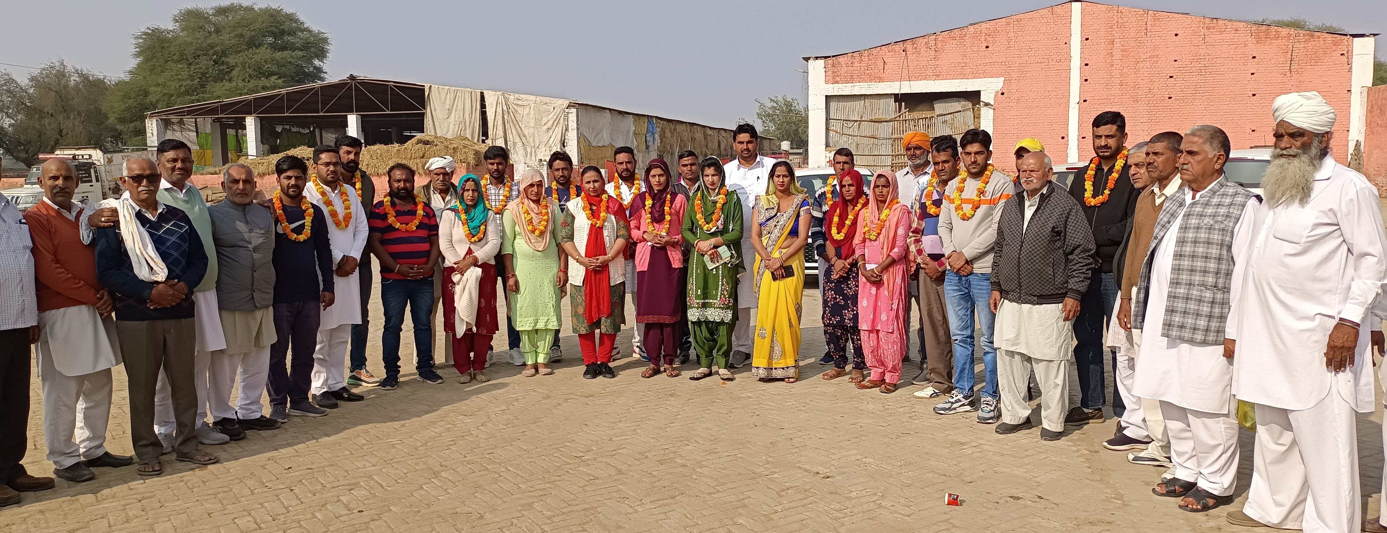 शपथ ग्रहण करने के बाद नशे के खिलाफ एकजुट हुई गांव भिरड़ाना की नवनिर्वाचित पंचायत।