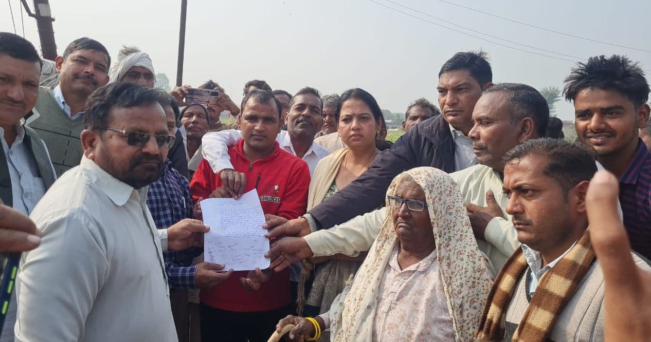 ऊन चौसाना मार्ग के निर्माण में घटिया सामग्री लगाने को लेकर अधिशासी अभियंता को ज्ञापन देते लोग ऊन चौसाना मार्ग के निर्माण में घटिया सामग्री लगाने को लेकर अधिशासी अभियंता को ज्ञापन देते लोग