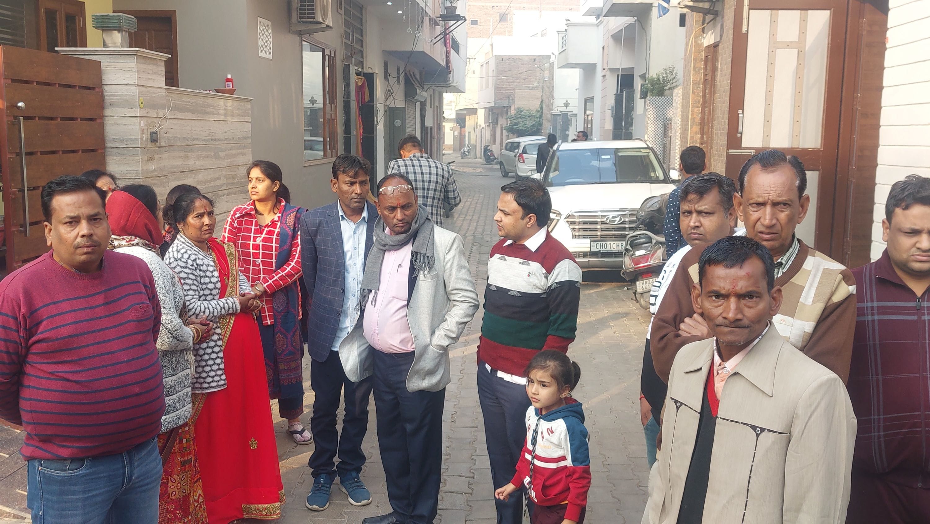विवाह वाले घर में सामान की चोरी होने के बाहर एकत्र हुए रिश्तेदार व परिवार के सदस्य विवाह वाले घर में सामान की चोरी होने के बाहर एकत्र हुए रिश्तेदार व परिवार के सदस्य