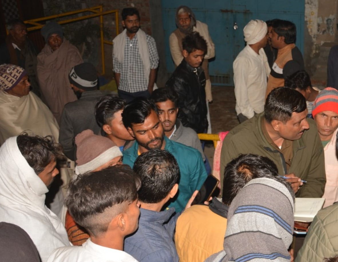 बागपत के सिसाना गांव में बरातियों से घटना की जानकारी लेते पुलिसकर्मी