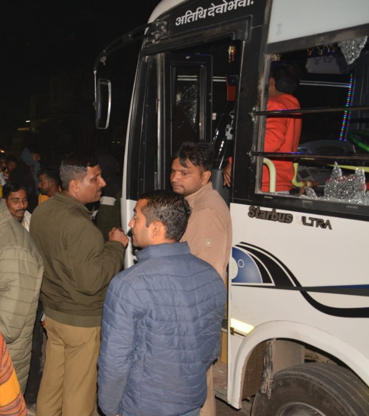बागपत के सिसाना गांव में हाईवे पर खड़ी क्षतिग्रस्त हुई बस में जांच करते पुलिसकर्मी