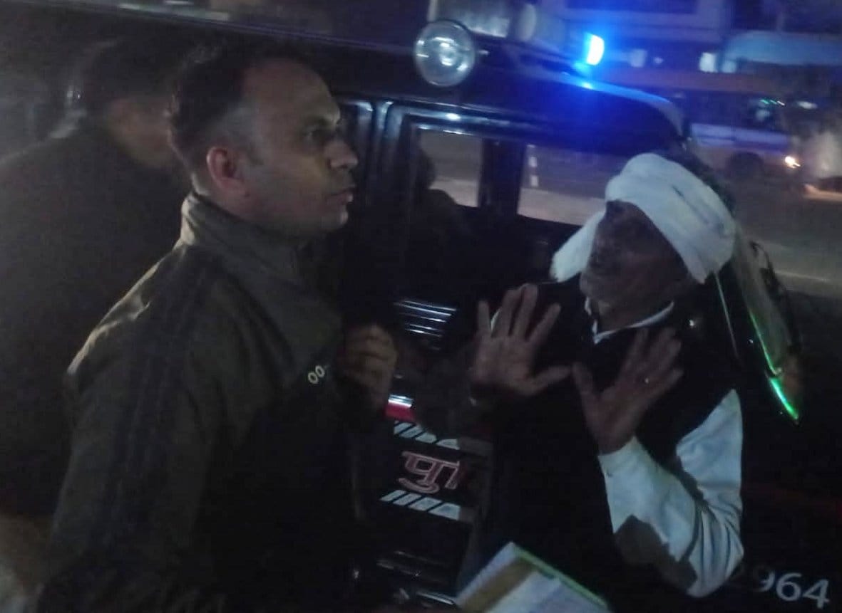 बागपत के सिसाना गांव में पुलिस को घटना की जानकारी देते बराती